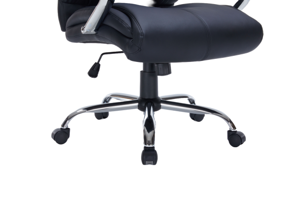 Черен директорски стол в естествена кожа.