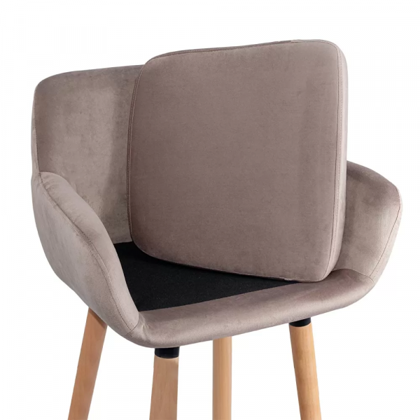 Бар стол в бежов цвят.