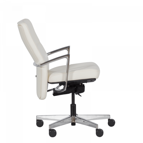 Работен стол в бял цвят.