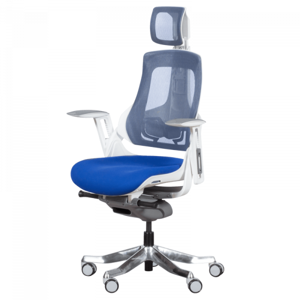 Ергономичен стол в син цвят.