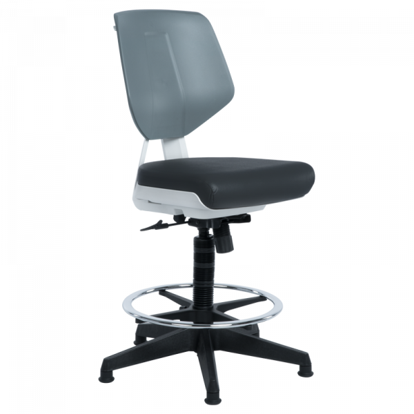 Работен стол в черен цвят.