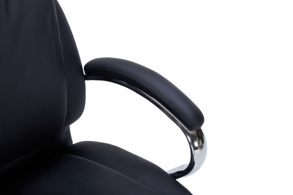 Черен директорски стол в естествена кожа.