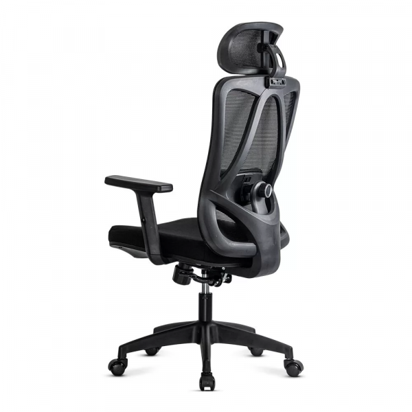 Черен ергономичен стол.