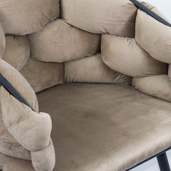 Трапезен стол в бежов цвят.