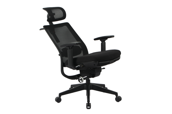 Черен ергономичен стол.