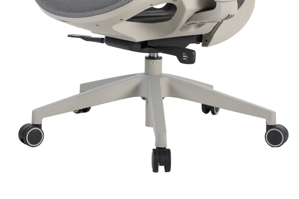 Сив ергономичен стол.