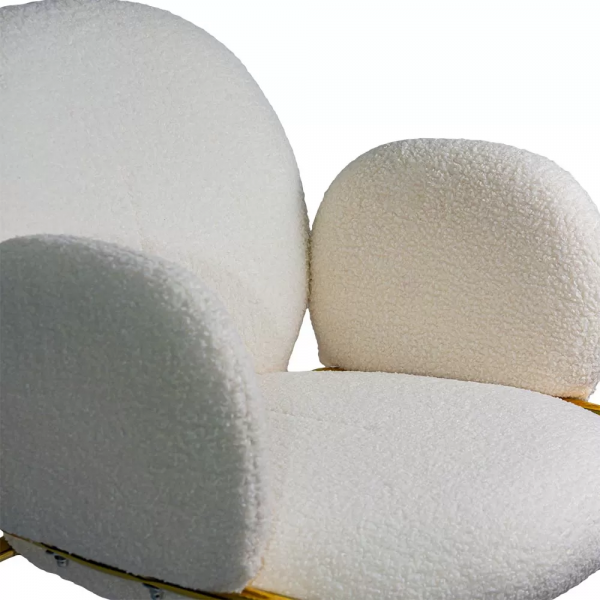 Кремав трапезен стол със златисти крака.