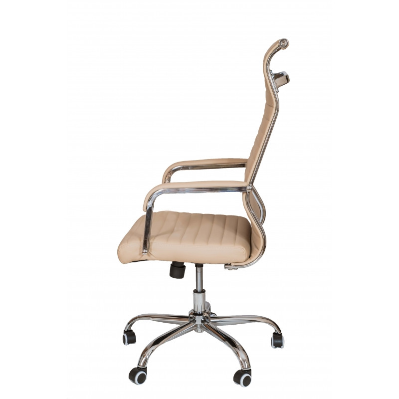 Директорски стол в бежов цвят.