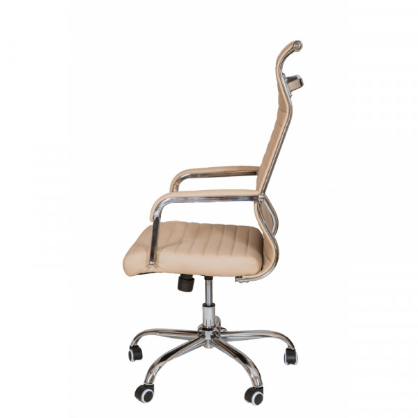 Директорски стол в бежов цвят.