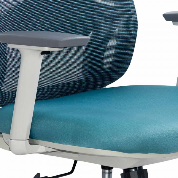 Син ергономичен стол.