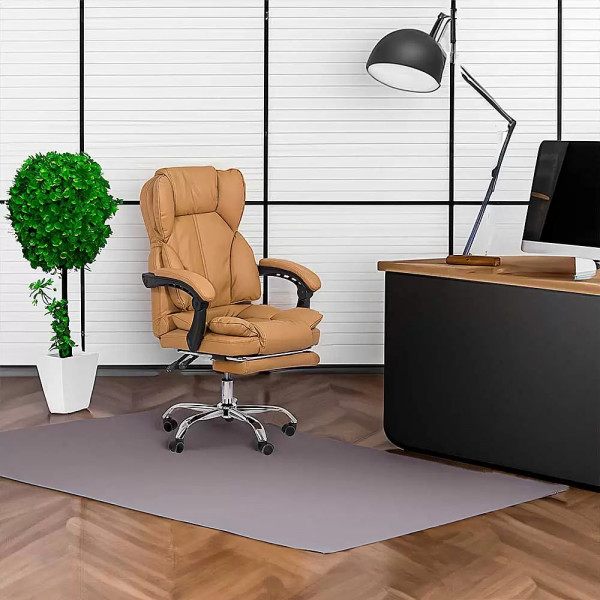 Директорски стол в бежов цвят.