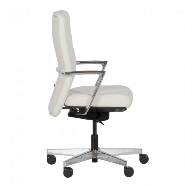 Работен стол в бял цвят.