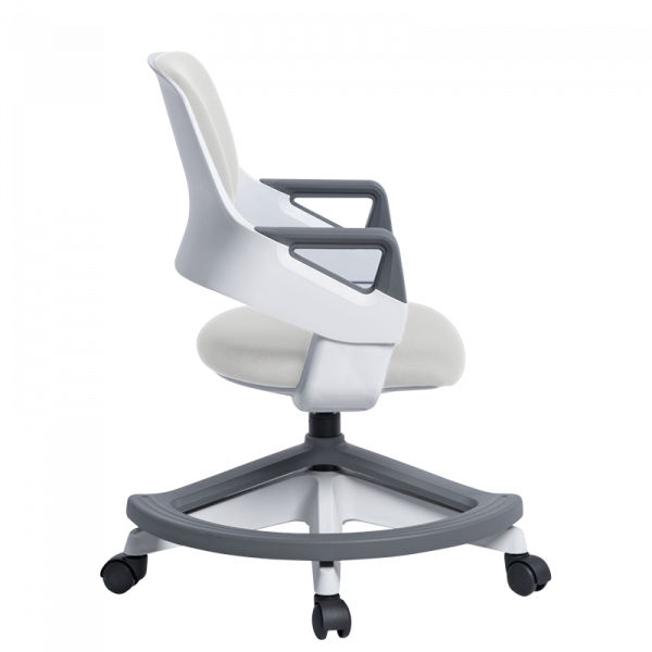 Детски стол в бял цвят.