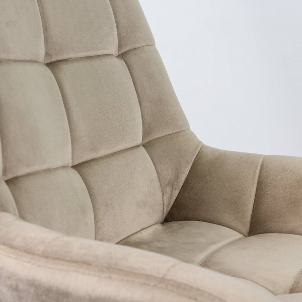 Бар стол в бежов цвят.