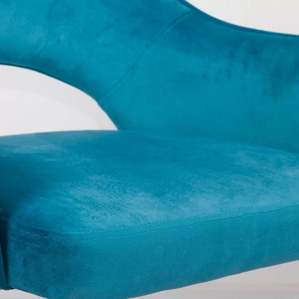 Работен стол в син цвят.