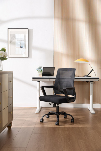 Работен стол в черен цвят.