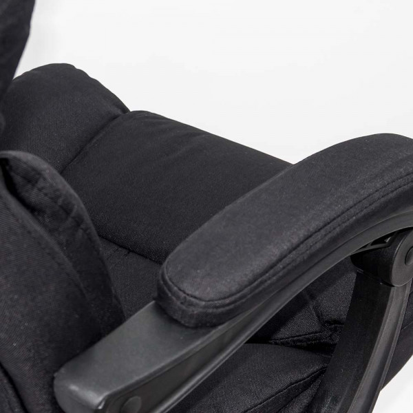 Директорски стол в черен цвят.