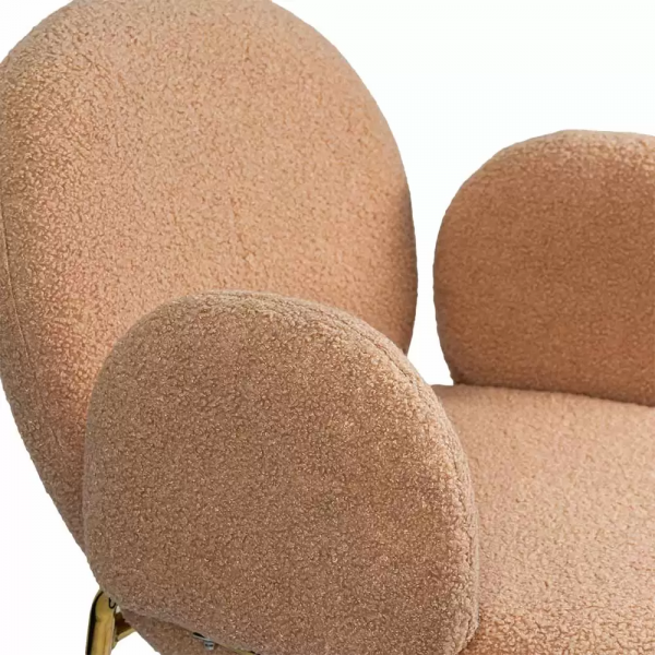 Бежов трапезен стол със златисти крака.