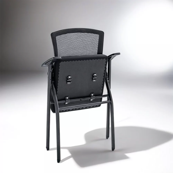 Посетителски стол в сив цвят.