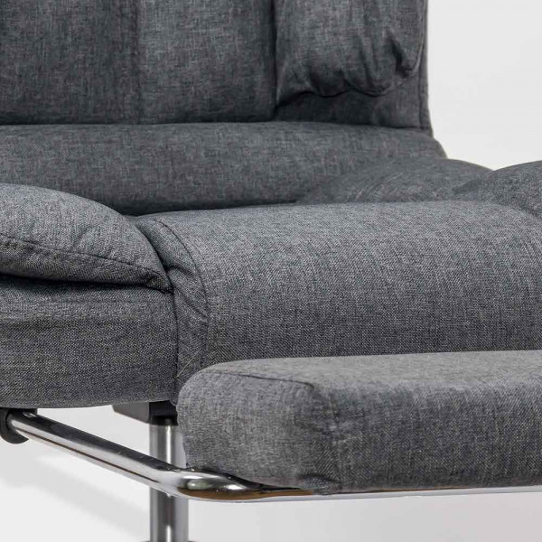 Директорски стол в сив цвят.