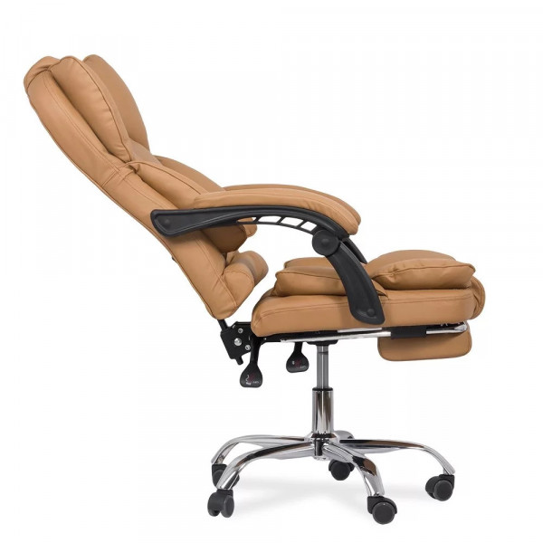 Директорски стол в бежов цвят.