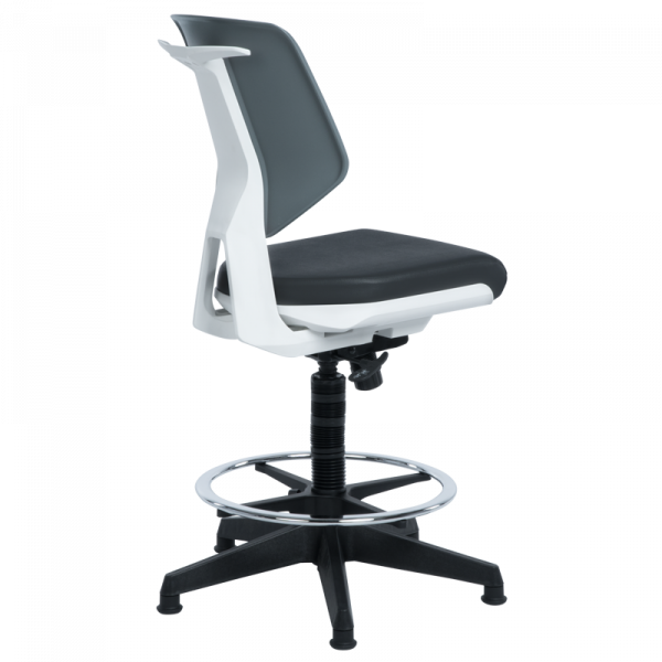 Работен стол в черен цвят.