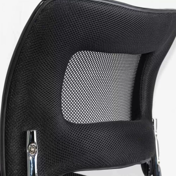 Черен посетителски стол.