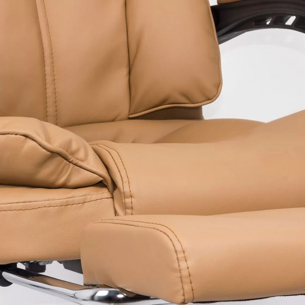 Директорски стол в бежов цвят.