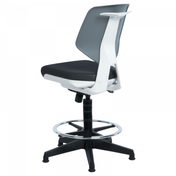 Работен стол в черен цвят.