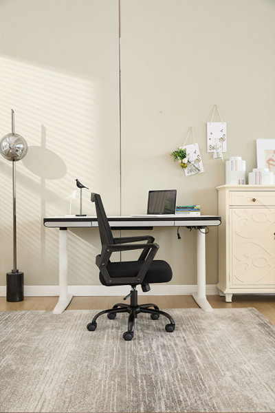 Работен стол в черен цвят.