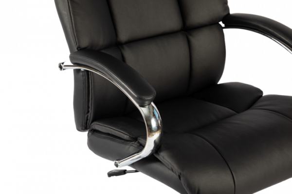 Директорски кожен стол в черен цвят.