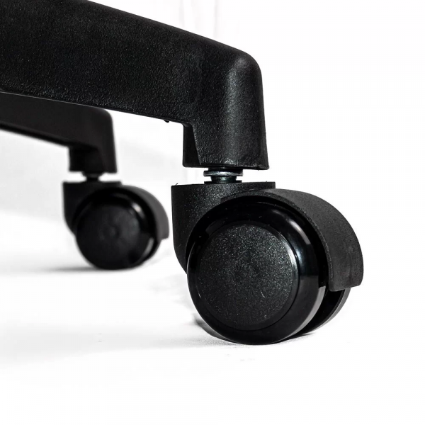 Черен ергономичен стол.