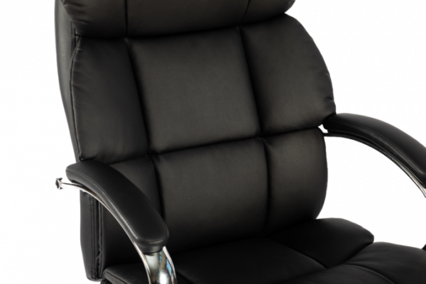 Директорски кожен стол в черен цвят.