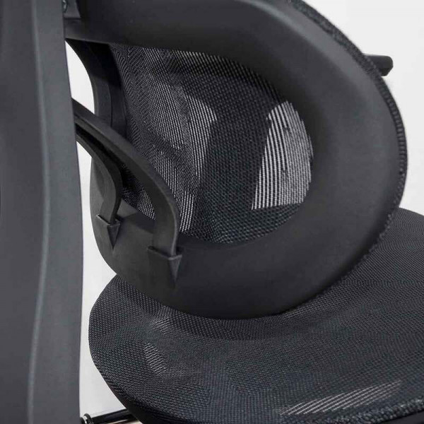 Ергономичен стол в черен цвят.