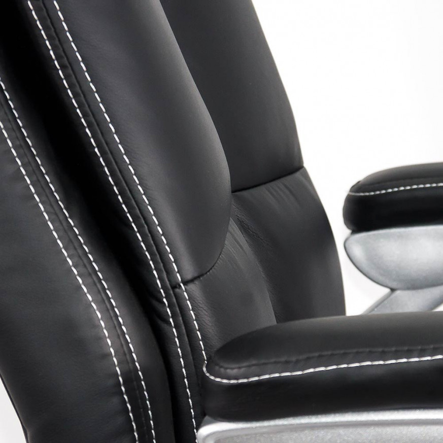 Директорски стол в черен цвят.