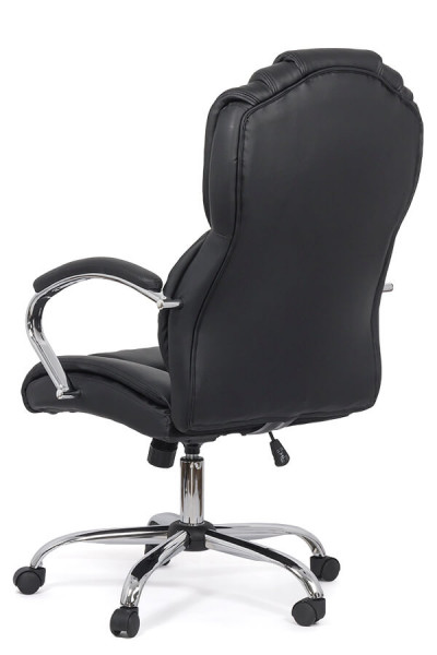 Директорски стол в черен цвят.