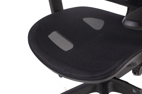 Черен ергономичен стол. 