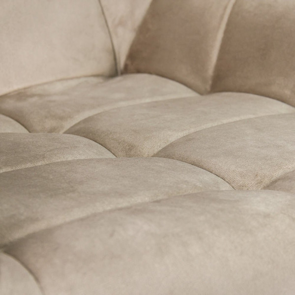 Бар стол в бежов цвят.